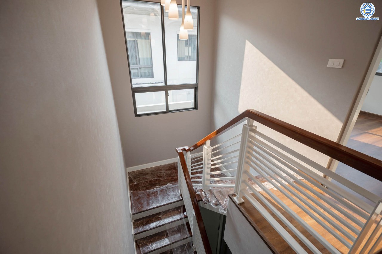 บ้านมือสองตกแต่งใหม่ จากแบรนด์ Sansiri โครงการ เศรษฐสิริ ชัยพฤกษ์-แจ้งวัฒนะ เนื้อที่ 53.3 ตร.ว. ฟังก์ชัน 3 ห้องนอน 3 ห้องน้ำ จอดรถได้ 2 คัน พร้อม Facilities ครบครัน! บนทำเลโซนเมือง เชื่อมต่อทุกการเดินทาง ใกล้เซ็นทรัลแจ้งวัฒนะ, เมืองทองธานี, ทางด่วน "ศรีรัช" และรถไฟฟ้าสายสีชมพู "สถานีปากเกร็ด"...